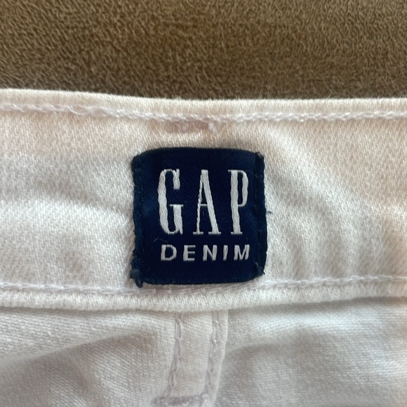 Gap 5” White Denim Shorts with Raw Edges-Waist 29/8 - Picture 3 of 11